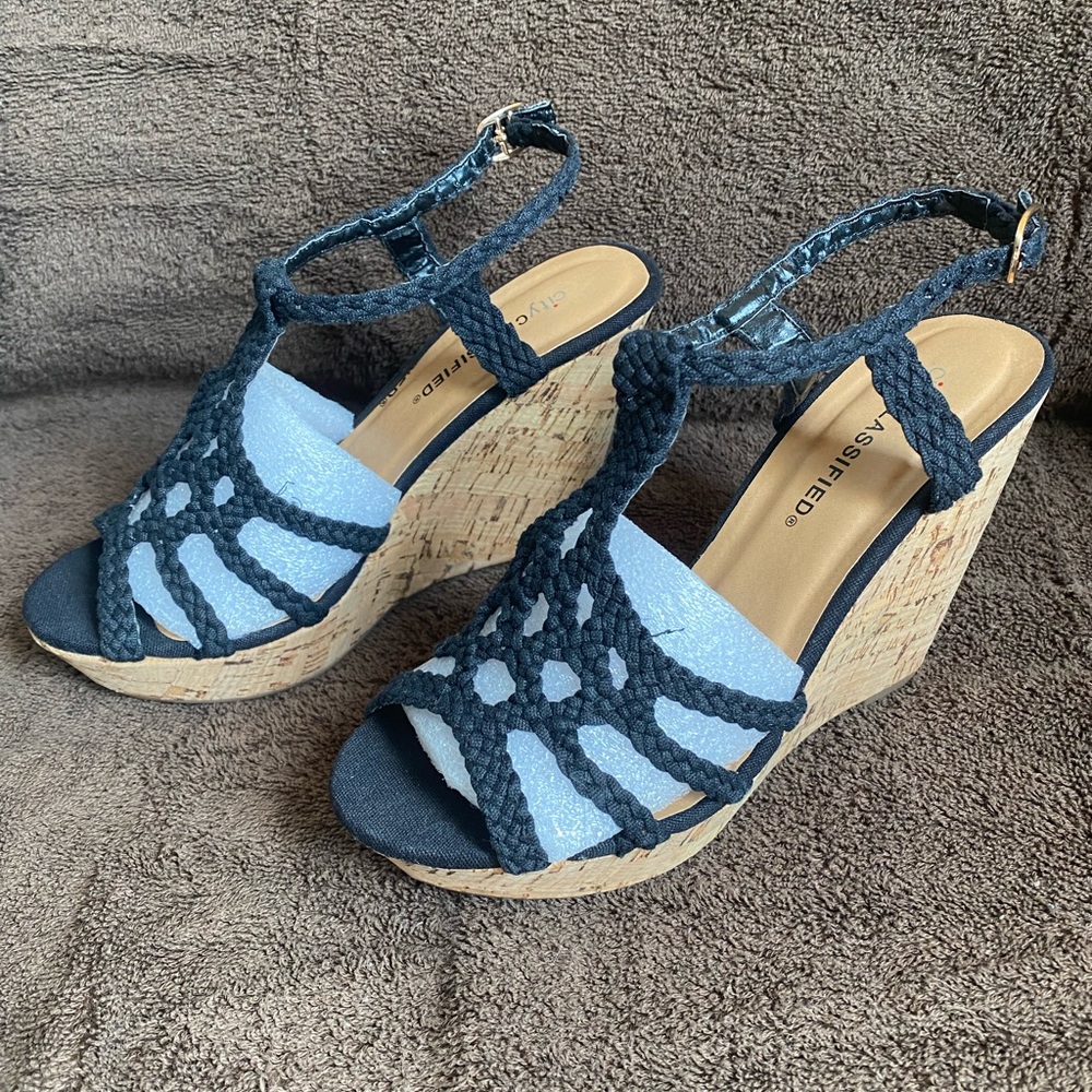 Beautiful macramé espadrille wedges. Wedge height is 4.5” front height is 1.25”